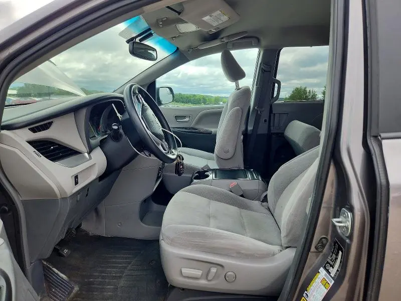 2017 TOYOTA SIENNA LE  