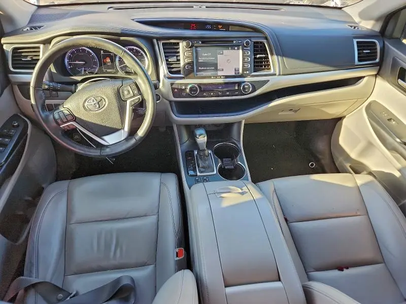 2019 TOYOTA HIGHLANDER SE  