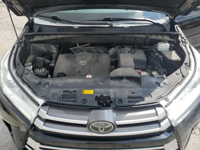 2019 TOYOTA HIGHLANDER SE  