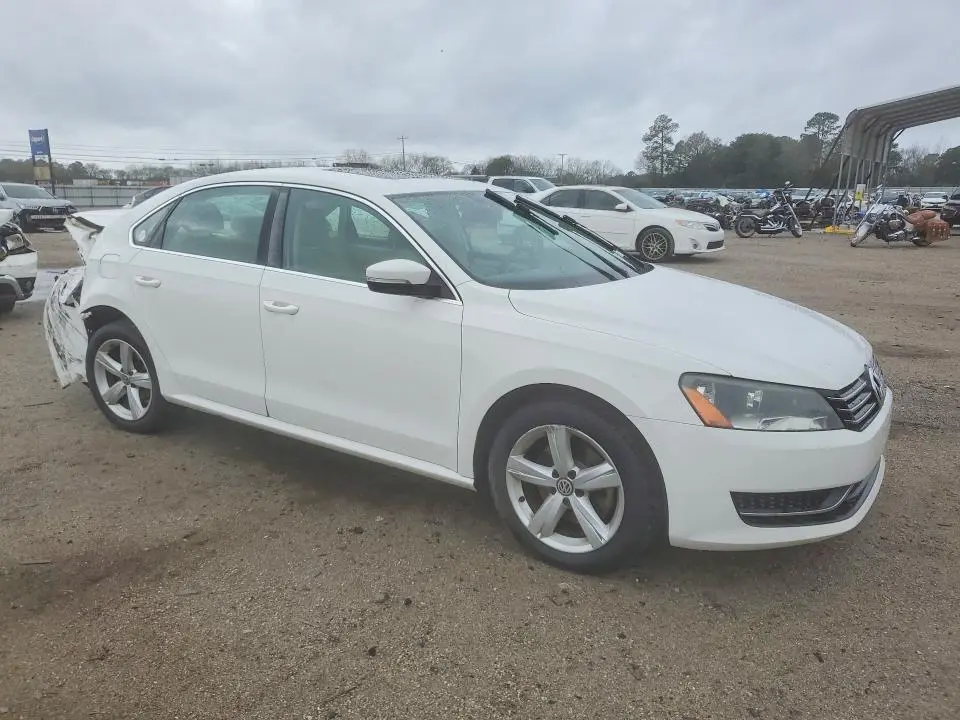 2013 VOLKSWAGEN PASSAT SE  