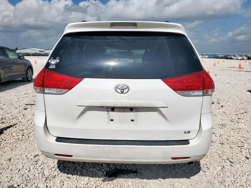 2014 TOYOTA SIENNA LE  