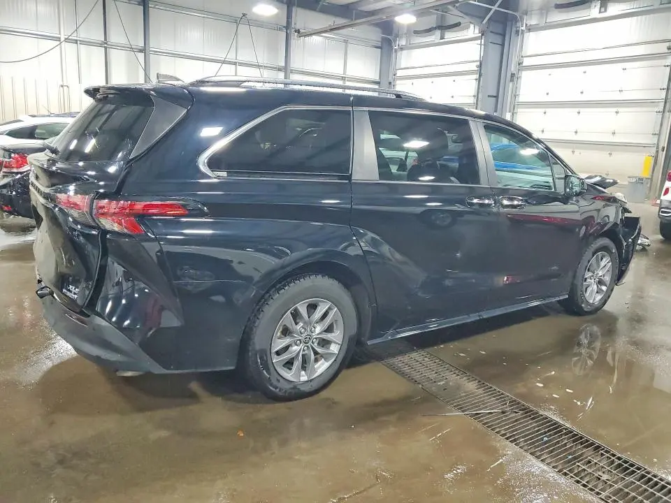2022 TOYOTA SIENNA XLE  