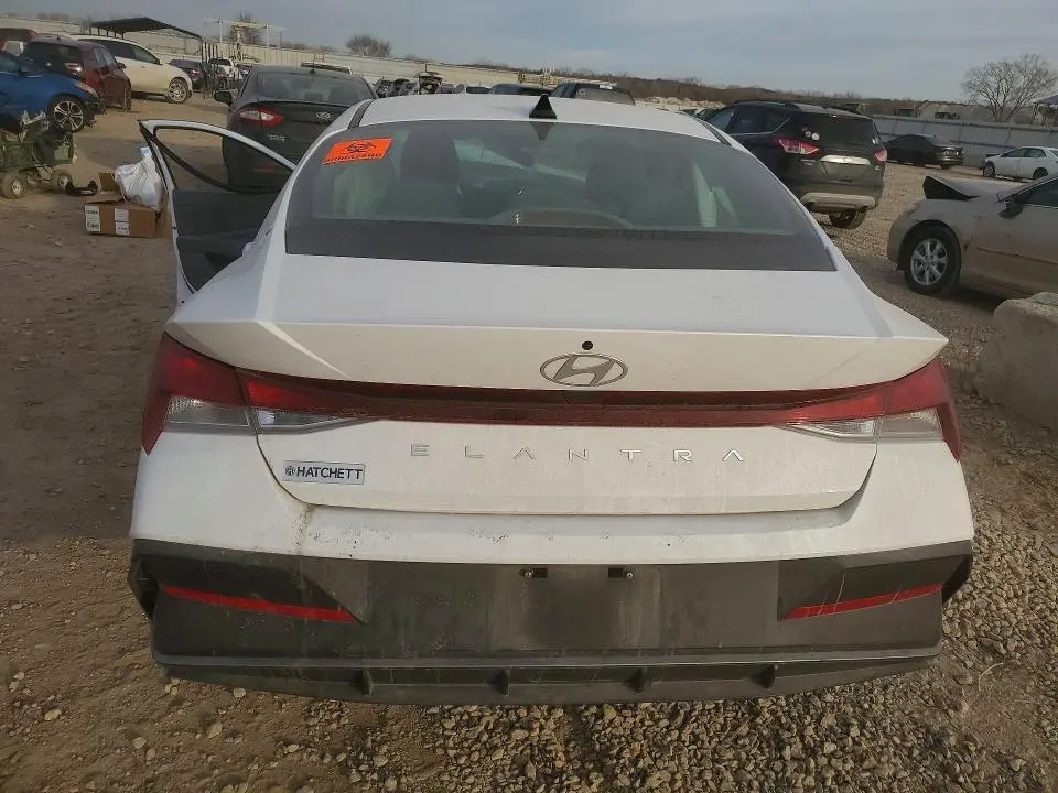 2024 HYUNDAI ELANTRA SE  