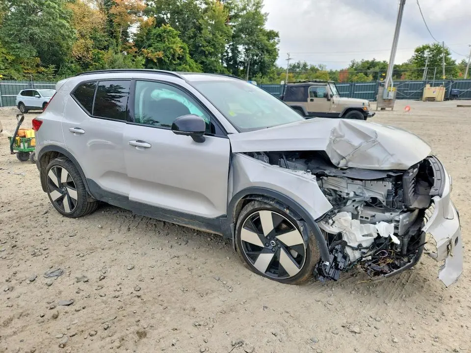 2023 VOLVO XC40   