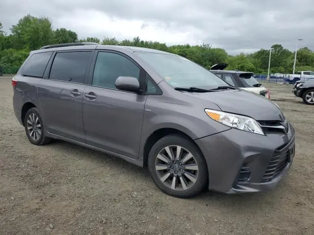 2019 TOYOTA SIENNA LE  