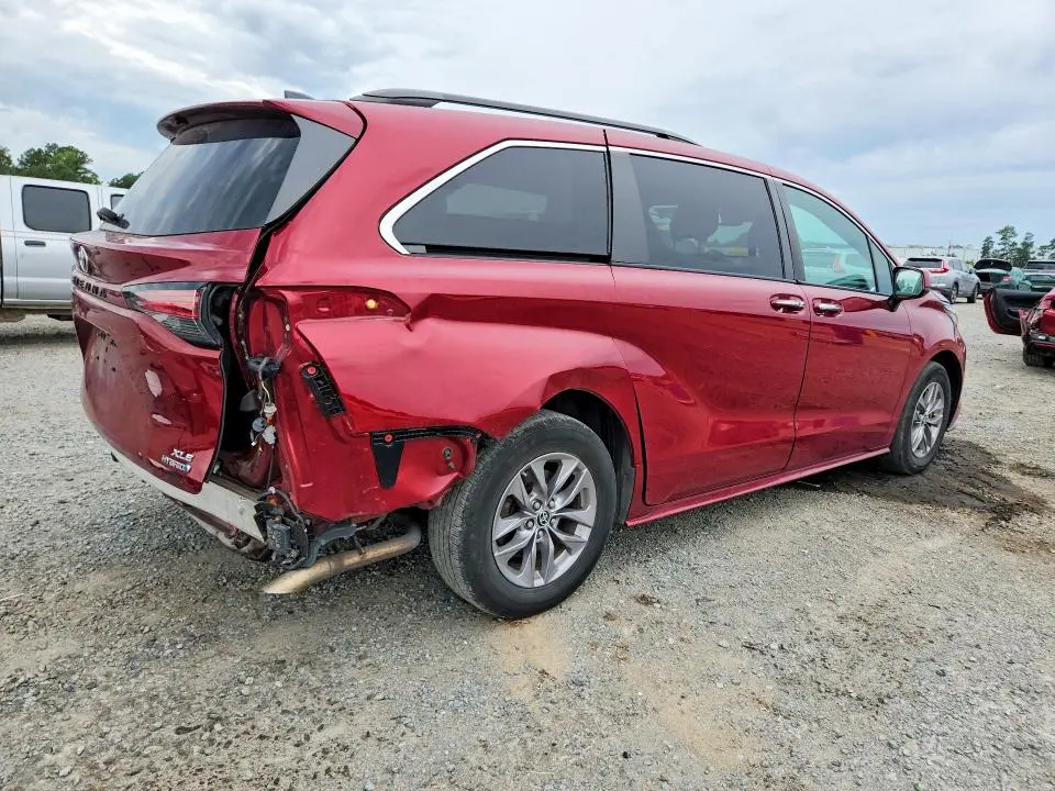 2022 TOYOTA SIENNA XLE  
