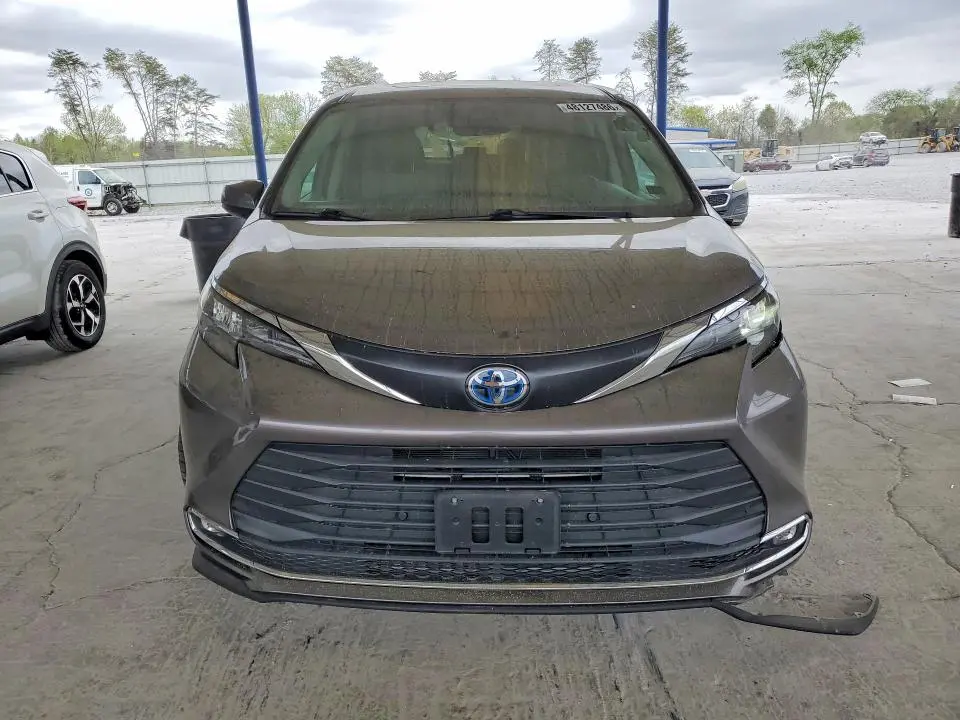 2024 TOYOTA SIENNA XLE 8-PASSENGER  