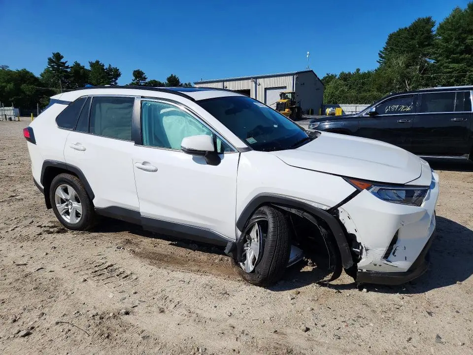 2021 TOYOTA RAV4 XLE  