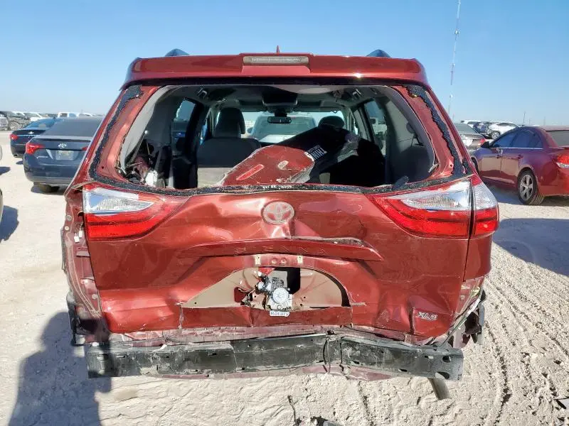 2018 TOYOTA SIENNA XLE  