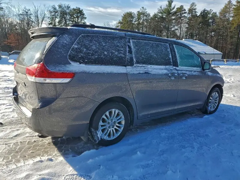2013 TOYOTA SIENNA XLE  