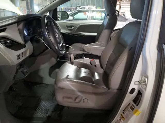 2017 TOYOTA SIENNA XLE  