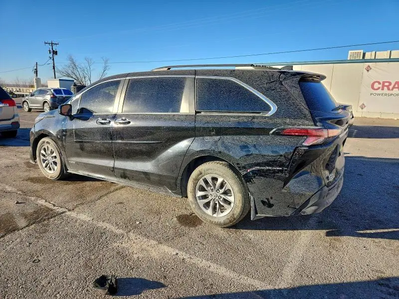 2021 TOYOTA SIENNA XLE  