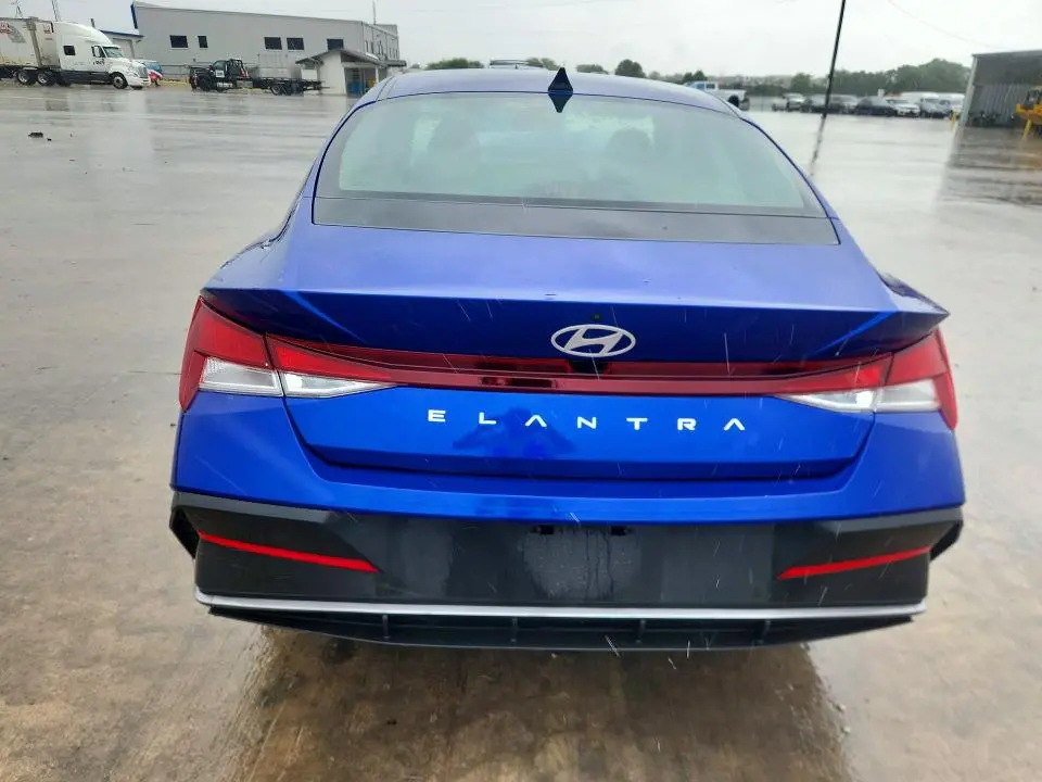 2024 HYUNDAI ELANTRA SE  