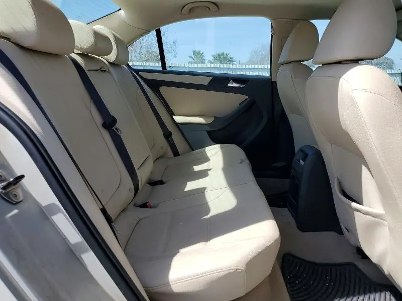 2011 VOLKSWAGEN JETTA SE  