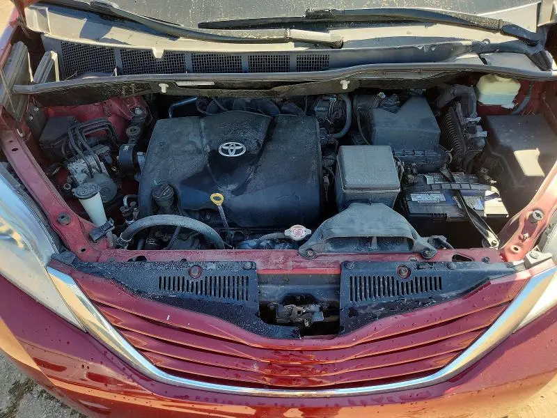 2017 TOYOTA SIENNA LE  