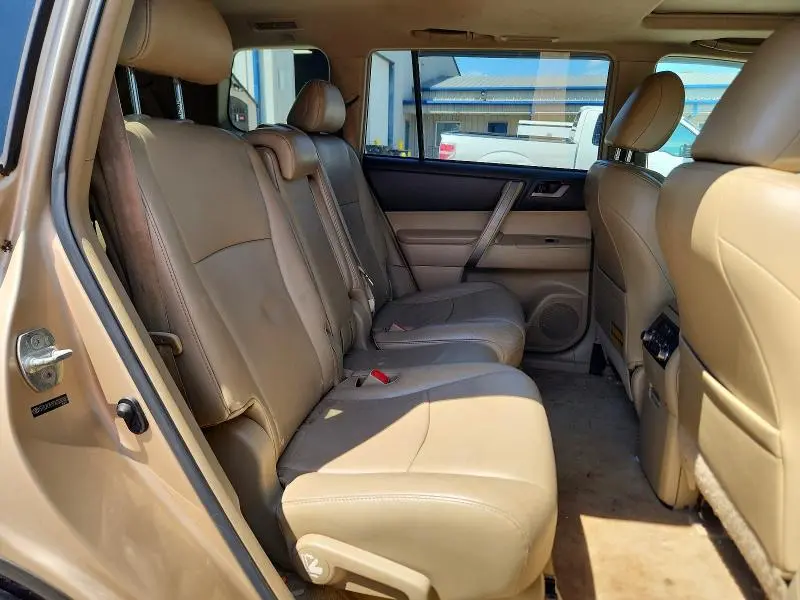 2010 TOYOTA HIGHLANDER SE  