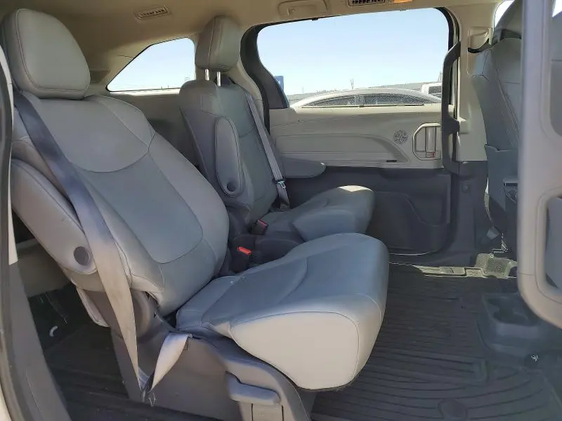 2021 TOYOTA SIENNA XLE  