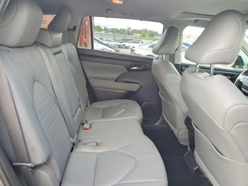 2021 TOYOTA HIGHLANDER XLE  
