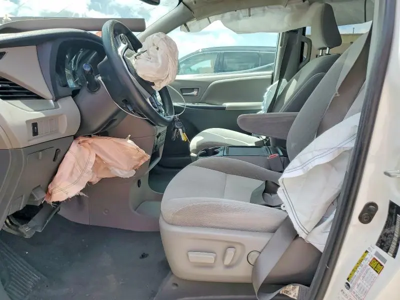 2019 TOYOTA SIENNA LE  