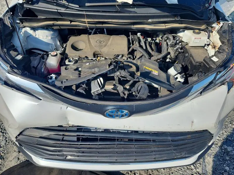 2022 TOYOTA SIENNA XLE  