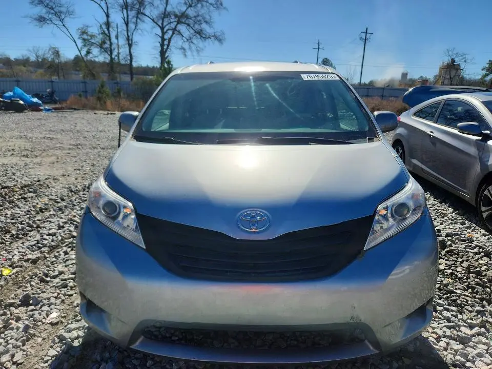 2014 TOYOTA SIENNA LE  