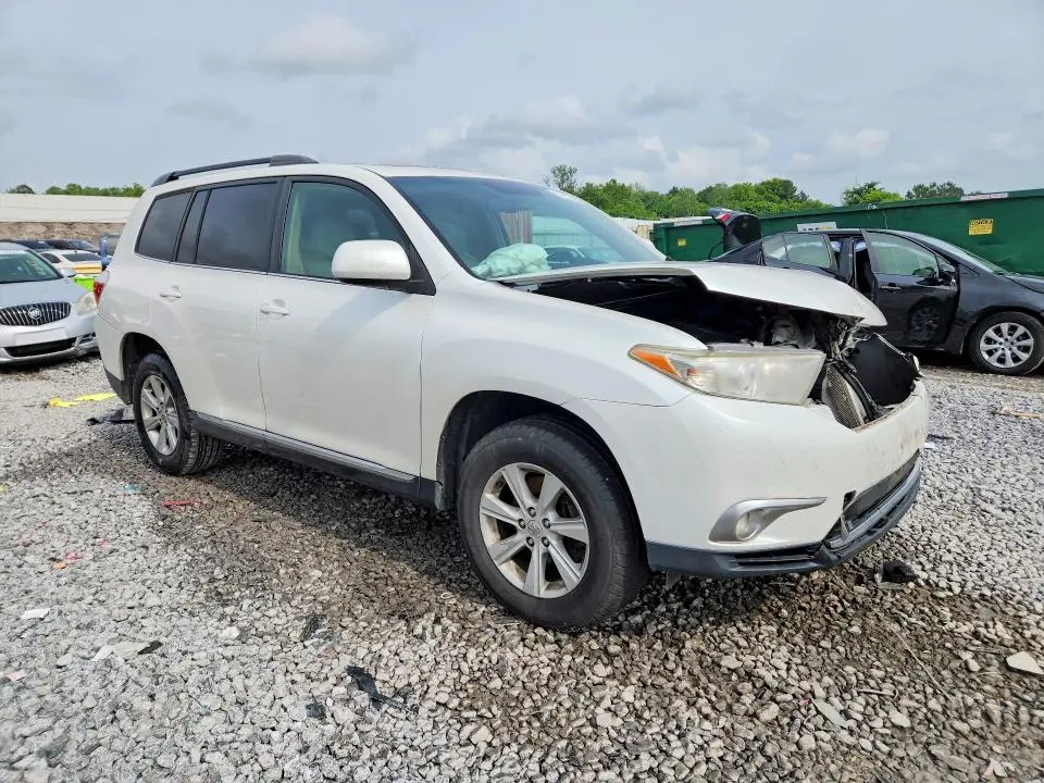 2011 TOYOTA HIGHLANDER SE  