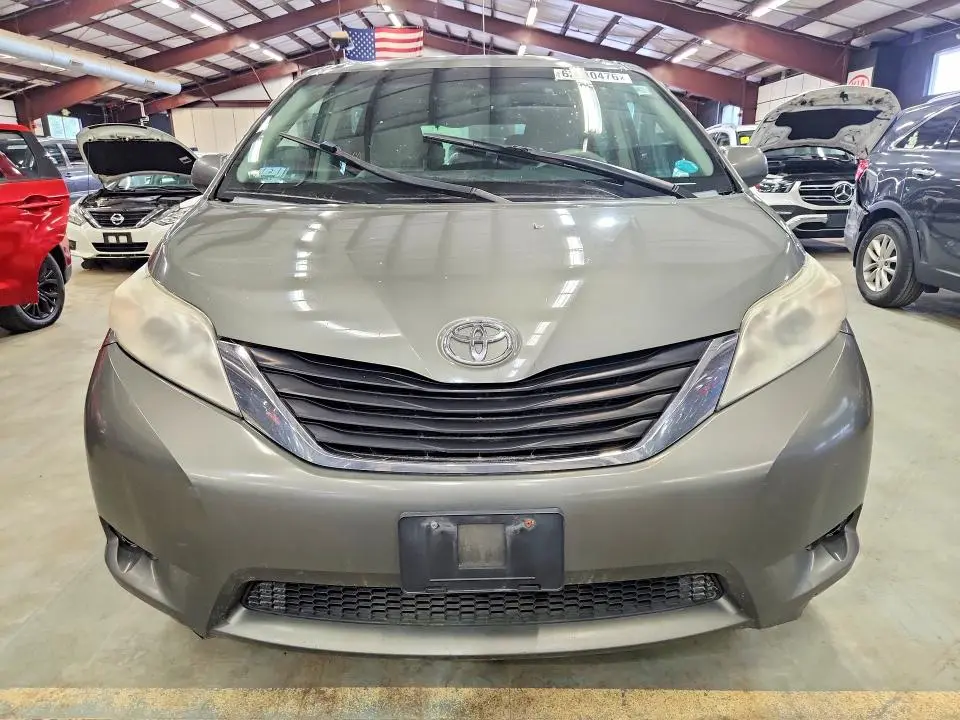 2011 TOYOTA SIENNA LE  