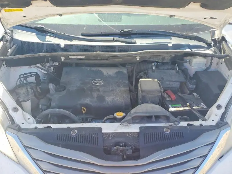 2014 TOYOTA SIENNA XLE 8-PASSENGER  