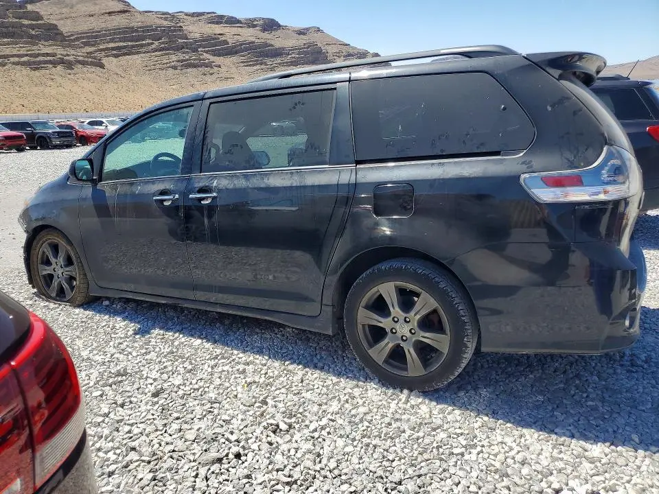 2017 TOYOTA SIENNA SE  