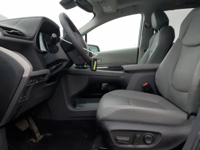 2024 TOYOTA SIENNA XLE  