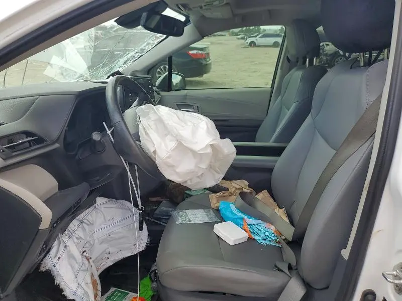2022 TOYOTA SIENNA XLE  