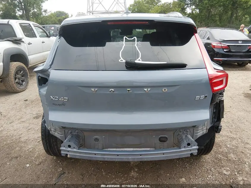 2023 VOLVO XC40 B5 CORE