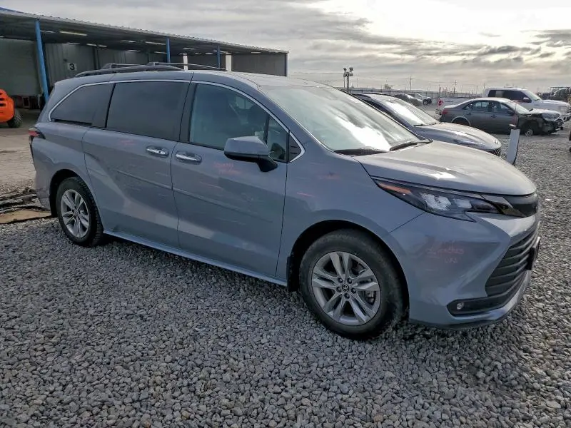 2022 TOYOTA SIENNA WOODLAND EDITION  
