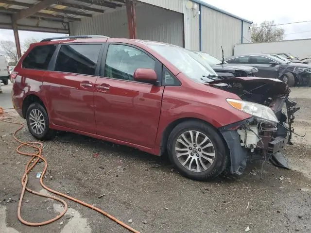 2018 TOYOTA SIENNA XLE  