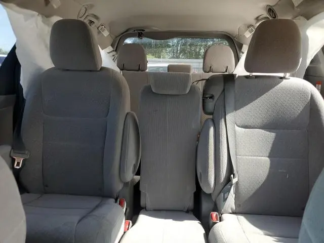 2017 TOYOTA SIENNA LE  