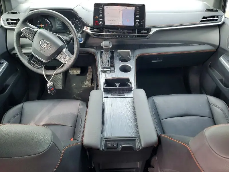 2021 TOYOTA SIENNA XSE  