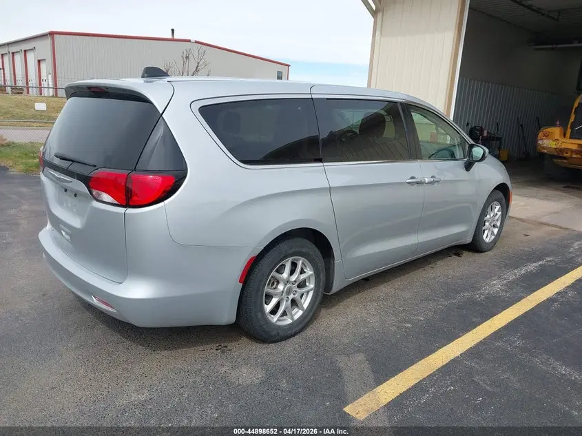2022 CHRYSLER VOYAGER LX