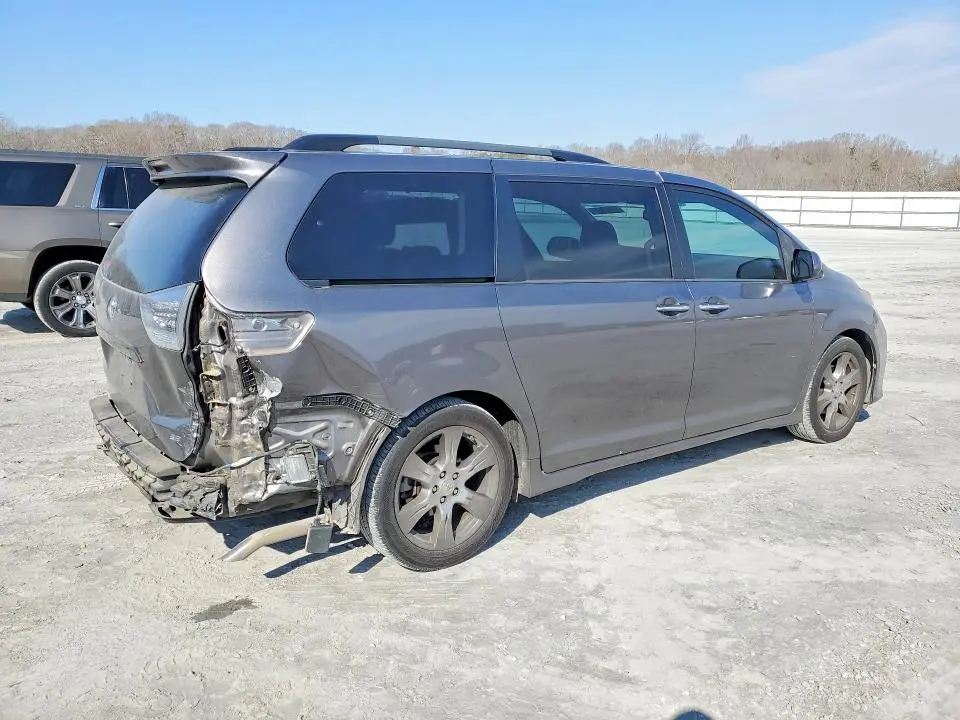 2017 TOYOTA SIENNA SE  