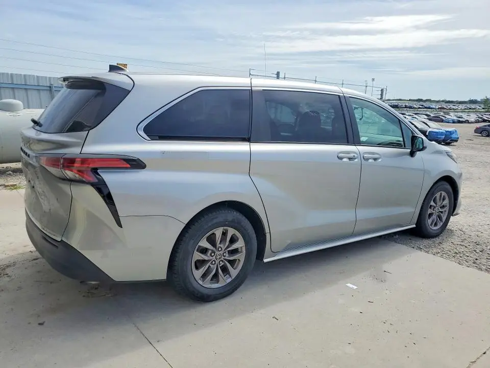 2022 TOYOTA SIENNA LE  