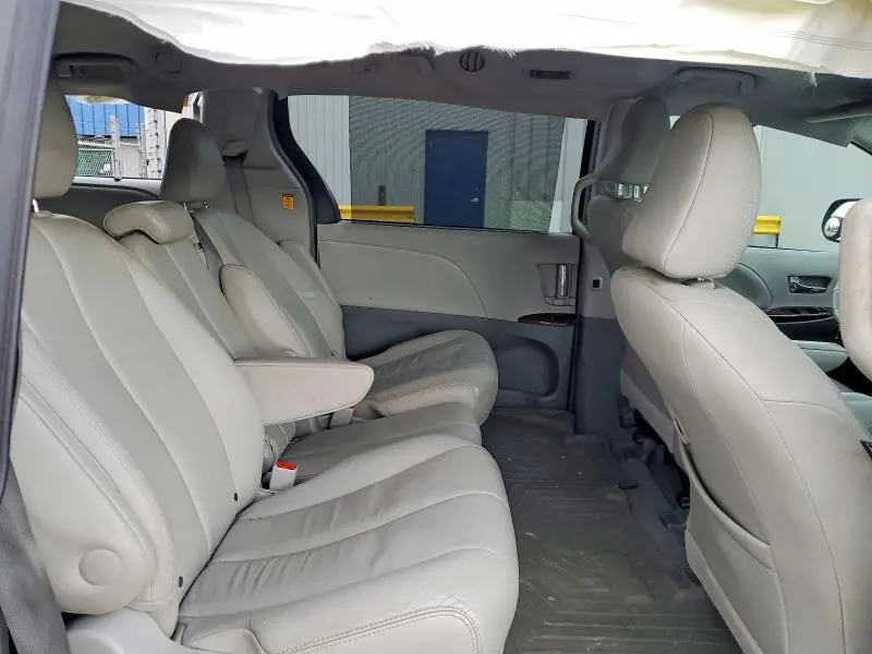 2013 TOYOTA SIENNA XLE  