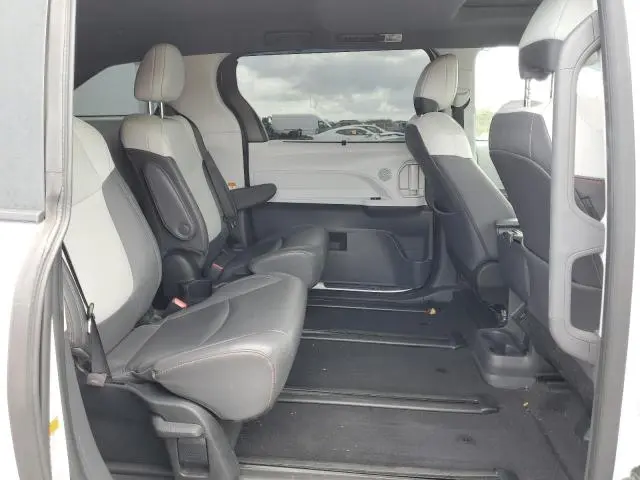 2022 TOYOTA SIENNA XSE  