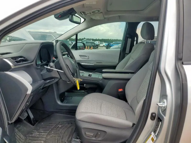 2025 TOYOTA SIENNA LE  
