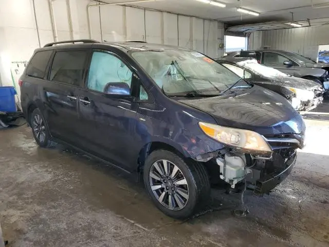2018 TOYOTA SIENNA XLE  
