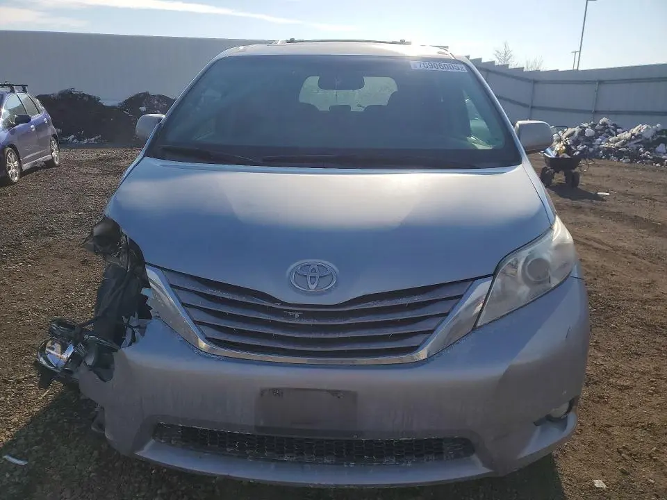 2016 TOYOTA SIENNA XLE  