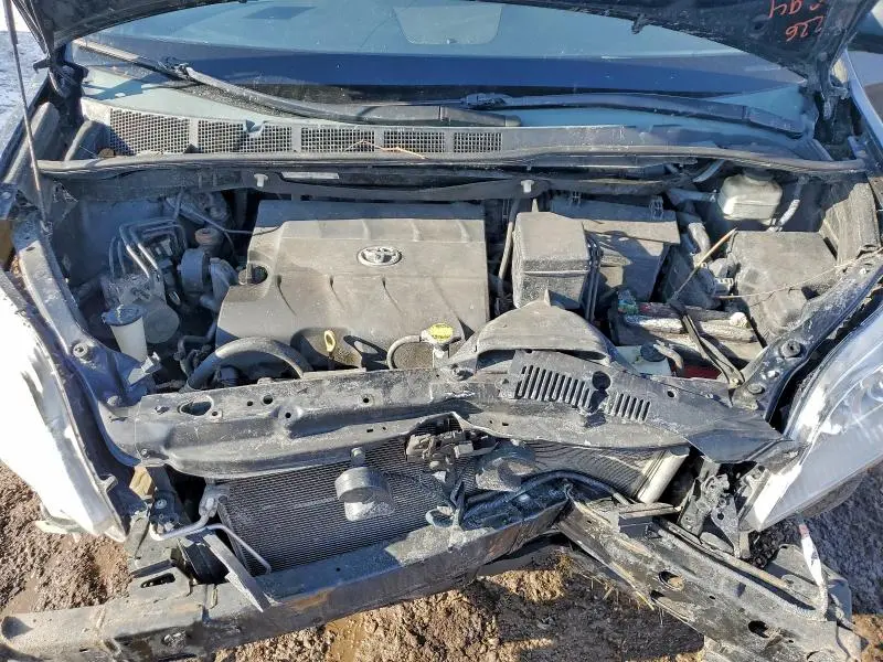 2016 TOYOTA SIENNA LE  