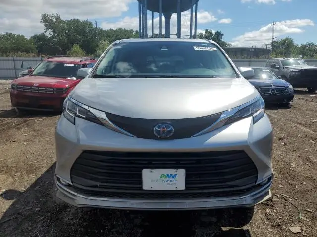 2022 TOYOTA SIENNA XLE  