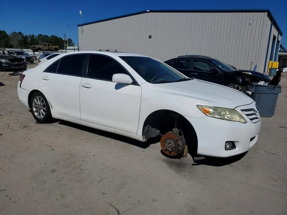 2011 TOYOTA CAMRY XLE V6  