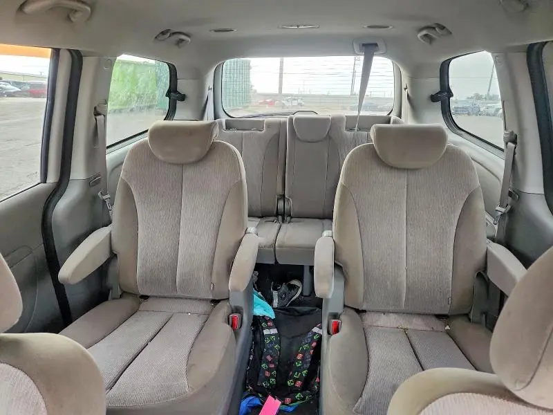 2012 KIA SEDONA LX  