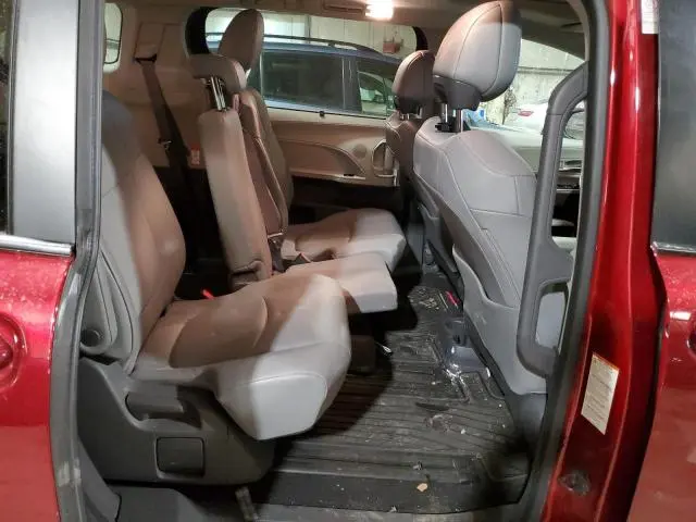 2021 TOYOTA SIENNA XLE