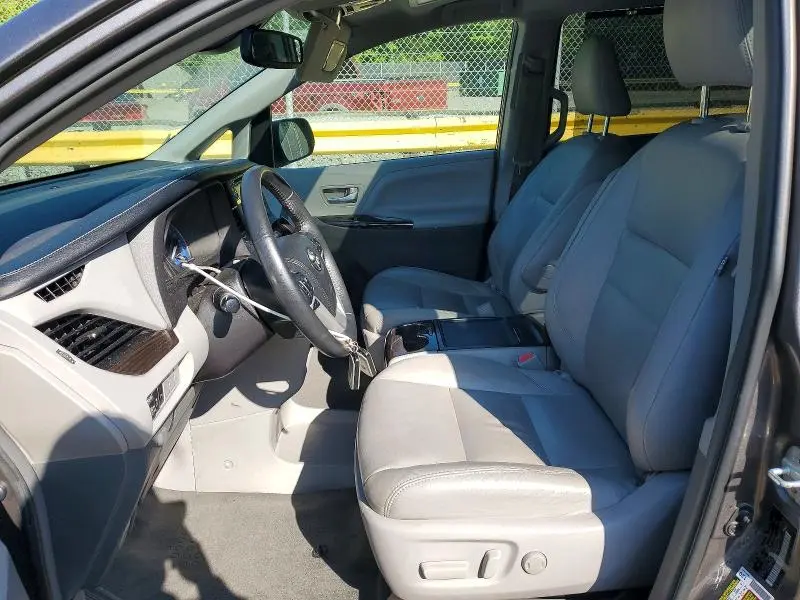2018 TOYOTA SIENNA XLE 8-PASSENGER  